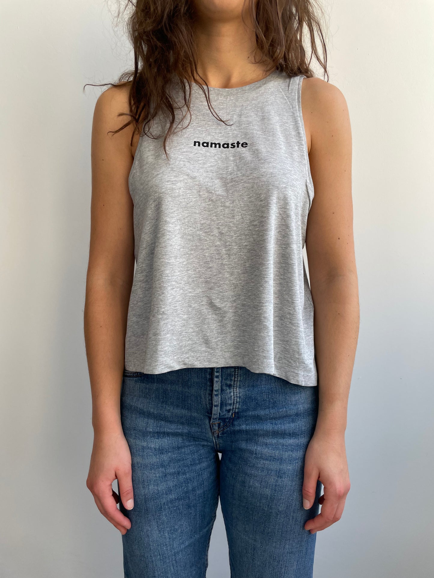 Camiseta Namaste tirantes Gris Claro